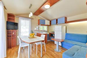 图兰杰Mobile house 5 Laguna的厨房以及带桌子和沙发的客厅。