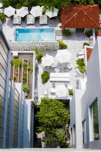 瓜达拉哈拉Casa Habita, a Member of Design Hotels的享有带游泳池的建筑的空中景致