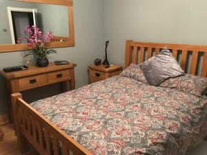 NailseaVillacai的一间卧室配有一张带枕头和镜子的床