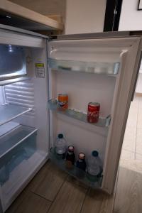 布林迪西La piazzetta的配有瓶装水和苏打水的开放式冰箱