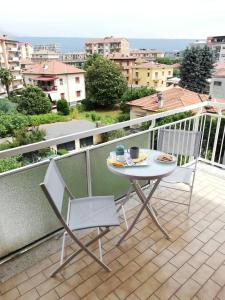 伊夫雷亚Appartamento Ivrea Centro - Sito UNESCO的阳台配有一张桌子和两把椅子