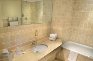 莱德沙姆英格伍德庄园酒店的一间带水槽和镜子的浴室