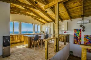 西湾Villa Topaz Above West Bay with 360 Degree Views! 4 Bedroom Option的相册照片