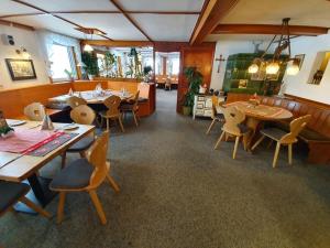 富特旺根小鹿旅馆的餐厅内带桌椅的用餐室