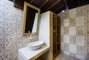 蓝梦岛蓝梦岛阿贡简易别墅宾馆的一间带水槽和镜子的浴室