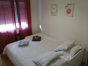 维塞乌Casa Viela的卧室内的一张床位,配有两条毛巾
