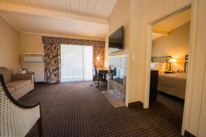 洛思加图斯洛斯加托斯小屋酒店的酒店客房设有一间带一张床和一张书桌的卧室