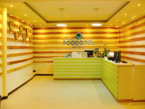 马尼拉Airport Poddotel Inc.的带有读写Podici的标志的餐厅