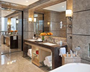 深圳四季酒店的一间浴室