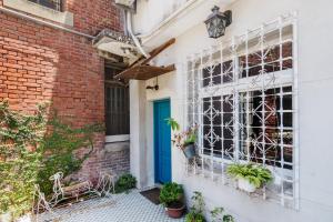 台南窩好宅 Stay Nice Home的砖砌的植物建筑上的一扇蓝色门