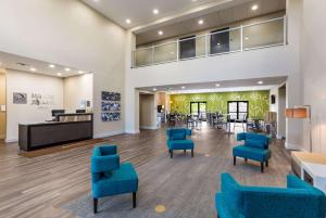 洛根MainStay Suites Logan Ohio-Hocking Hills的医院的候诊室,带蓝色椅子