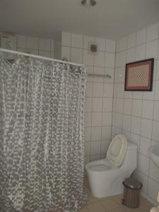 罗勇GrandBeach Condo by malai的一间带卫生间和淋浴帘的浴室