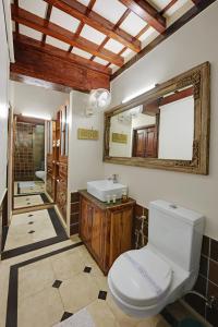 艾哈迈达巴德Dodhia Haveli的一间带卫生间、水槽和镜子的浴室
