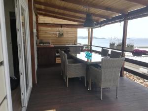 帕科坦Mobile House on Drage Beach的厨房以及带桌椅的用餐室。