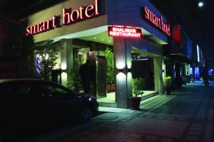 拉合尔Smart Hotel的晚上停在一家智能酒店外的停车场