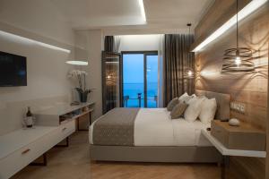 阿特米达Seasabelle Hotel near Athens Airport的一间卧室配有一张床,享有海景