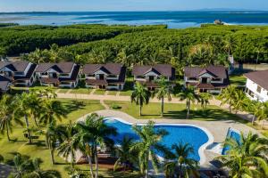 邦劳North Zen Villas的享有度假村的空中景致,设有游泳池和棕榈树