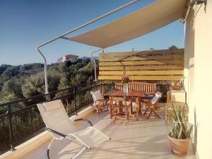 干尼亚Manolo s olive farm, apartment with seaview的阳台的天井配有桌椅