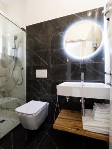 马洛塔佛罗伦萨酒店的一间带水槽、卫生间和镜子的浴室