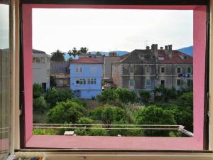 维斯Vila Rosa的市景窗户
