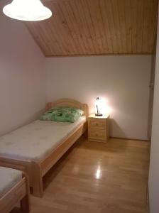 加尔多尼ZENITH APARTMAN的一间卧室,配有一张床和床头灯