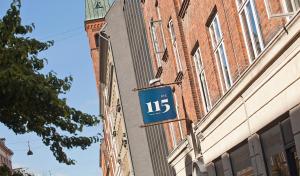 哥本哈根Rye115 Hotel的建筑物一侧的蓝色标志