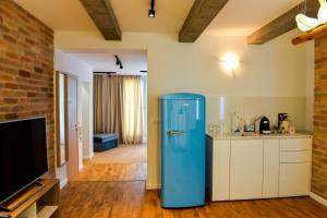 布拉戈耶夫格勒Boutique Apartments Blagoevgrad的一间房间中间的蓝色冰箱