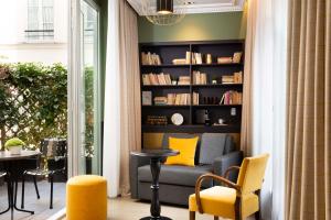 巴黎Hotel Monsieur & Spa的客厅配有沙发和桌椅