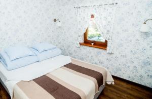 RaszówApartamenty Romanowka的一间小卧室,配有一张带窗户的床