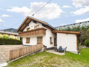 特洛普拉赫Apartment in Tr polach Carinthia with pool的白色的小房子,设有木屋顶