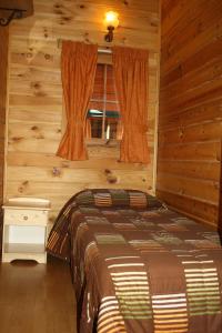 特尔河畔比拉利翁加康卡德特尔洋房酒店的小木屋内一间卧室,配有一张床