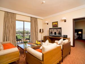 非斯Palais Médina Riad Resort的客厅配有两张沙发和一张桌子