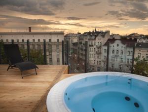 克拉科夫The Loft Hotel Adults Only的建筑物屋顶上的热水浴池