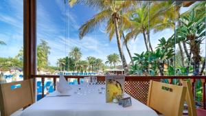 圣阿古斯丁Bull Costa Canaria & SPA - Only Adults的海滩景餐厅餐桌