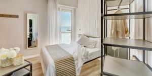 里乔内小酒店的一间卧室设有一张床,享有海景