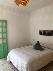 贝赫尔-德拉弗龙特拉Casa Carma的卧室配有白色床和蓝色枕头