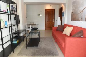巴哈马尔Mirador de poniente 417的客厅配有红色的沙发和桌子