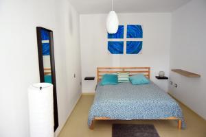 巴哈马尔Mirador de poniente 417的一间卧室配有一张床和镜子