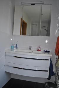 科隆gemütliche Zimmer im Einfamilienhaus的浴室设有白色水槽和镜子