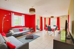 波尔蒂乔Villa Les hauts de Benista的客厅设有红色的墙壁和沙发