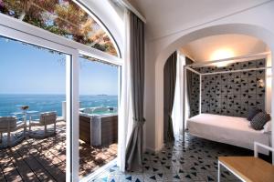 波西塔诺蒙特马雷酒店的一间卧室配有一张床,享有海景