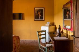 基安蒂格雷夫La Rimbecca Greve in Chianti的厨房配有冰箱和桌椅