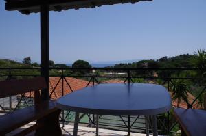 特劳洛斯Esperos Hotel的美景阳台的蓝色桌子