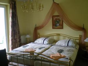 威斯德拉夫德盛托尔拉斯托夫旅馆的一间卧室配有一张带吊灯的床