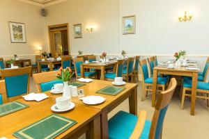 威克马克凯斯酒店的用餐室配有木桌和蓝色椅子