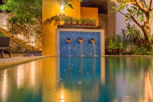 梅里达Hotel Boutique Casa Flor de Mayo的一座带喷泉的游泳池