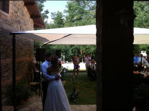 Soveria Mannelli玻璃杯中的玫瑰乡村民宿的站在白色伞下的新娘和新郎