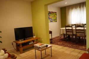 Sint-Pieters-LeeuwRectoVersoVV的客厅配有平面电视和桌子。