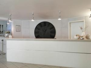 斯特拉阿尔亚利吉耶丽别墅酒店的厨房墙上的时钟