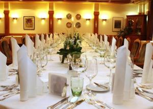 拉尔埃德尔餐厅-酒店的长桌,上面有眼镜和餐巾